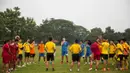 Pelatih Arema Cronus, Milomir Seslija, memberi arahan kepada anak asuhnya jelang laga Torabika Soccer Championship 2016 melawan PS TNI di Lapangan Kostrad, Bogor, Jawa Barat, Sabtu (30/7/2016). (Bola.com/Vitalis Yogi Trisna)