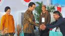 Presiden Joko Widodo saat mengikuti pencoblosan Pilkada DKI 2017 di TPS IV, Jakarta, Rabu (15/2). Jokowi menggunakan hak suara untuk pemilihan Gubernur DKI Jakarta. (Liputan6.com/Angga Yuniar)