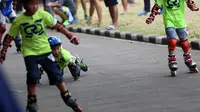 Seorang peserta terjatuh sebelum finish dalam kejuaraan Invitasi Sepatu Roda DKI Jakarta di Senayan, Jakarta, Minggu (8/11/2015). Kejuaraan ini diikuti sekitar 39 klub seluruh Indonesia. (Bola.com/Nicklas Hanoatubun).