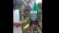 Sejumlah pemotor membawa poster sosialisai gerakan Khilafah, yang diduga berada di kawasan Jakarta Timur. (Istimewa)
