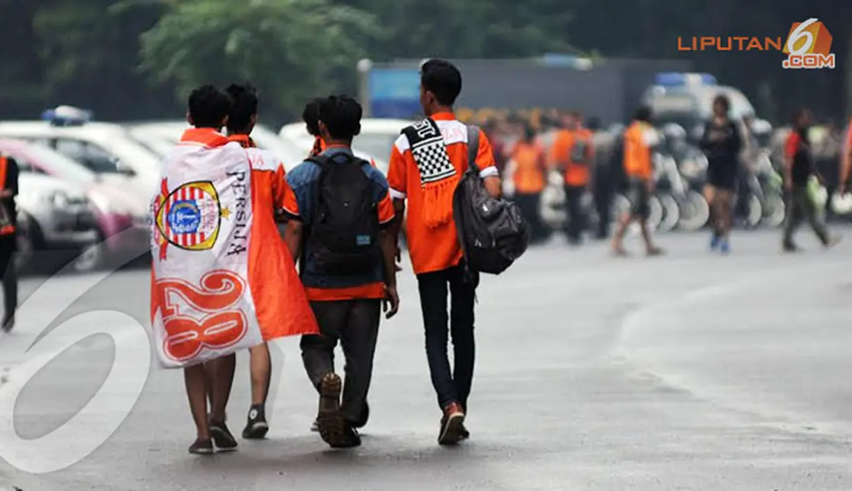 Selain memakai seragam para the JakMania juga membawa bendera saat akan menyaksikan laga Persija Jakarta melawan Semen Padang di Stadion GBK Jakarta (Liputan6.com/Helmi Fithriansyah)
