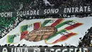 Para suporter membentangkan spanduk raksasa yang bertuliskan tahun-tahun Juventus meraih scudetto. (AFP/Giuseppe Cacace)