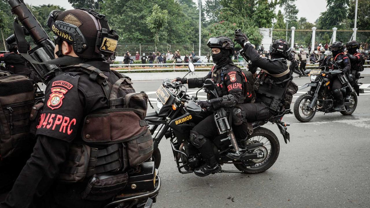 FOTO: Aksi  Demo DPR 25 Agustus, Massa Bentrok dengan Aparat