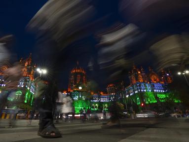 Bangunan Chhatrapati Shivaji Maharajah Terminus yang menjadi landmark kota ini diterangi dengan warna-warna bendera India pada malam Hari Kemerdekaan di Mumbai, India, Senin, 14 Agustus 2023. (AP Photo/Rafiq Maqbool)