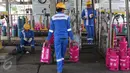 Pekerja melakukan pengisian tabung Bright Gas 5,5 Kg di Depot and Filling Station LPG Pertamina Plumpang, Jakarta, Selasa (3/11). LPG seharga Rp66.000 ini ditargetkan merebut 23% pangsa pasar gas subsidi 3 kg dalam lima tahun. (Liputan6.com/Angga Yuniar)