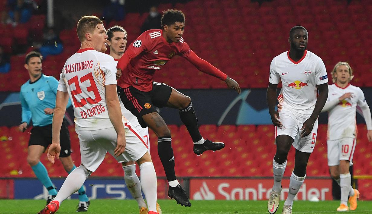 1. Marcus Rashford (Manchester United/ 23 tahun) - Striker asal Inggris ini membuat hattrick saat Manchester United menjamu RB Leipzig di Old Trafford pada matchday ke-2 Grup H (28/10/2020). Hasil akhir, Manchester United mengalahkan RB Leipzig 5-0. (AFP/Anthony Devlin)