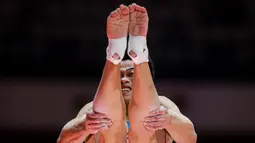 Pesenam Filipina, Carlos Yulo melakukan lompatan pada nomor meja lompat final aparatus putra Kejuaraan Dunia Gimnastik 2025 di Indonesia Arena, Senayan, Jakarta, Sabtu (25/10/2025). (Bola.com/Bagaskara Lazuardi)