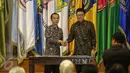 Mendagri Tjahjo Kumolo (kanan) bersalaman dengan Ketua Komnas HAM Nur Kholis usai menandatangani nota kesepahaman Pelaksanaan Tugas dan Fungsi dalam Bidang Pemajuan, Perlindungan dan Pemenuhan HAM, Jakarta, Senin (29/6/2015). (Liputan6.com/Faizal Fanani)