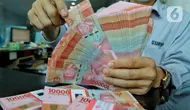 Petugas menata mata uang rupiah di salah satu gerai penukaran mata uang di Jakarta, Kamis (5/1/2023). Mengutip data Bloomberg pukul 15.00 WIB, rupiah ditutup turun 0,22 persen atau 34 poin ke Rp15.616,5 per dolar AS. Hal tersebut terjadi di tengah penguatan indeks dolar AS 0,16 persen ke 104,41. (Liputan6.com/Angga Yuniar)