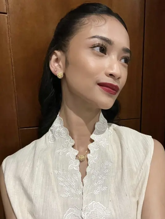 Potret menawan lainnya kala Patricia Putri mengenakan kebaya tanpa lengan. Ia menambahkan aksesori pemanis dengan liontin dan anting yang selaras.   [Foto: Instagram/ Patricia Putri]