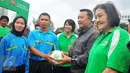 Menpora Imam Nahrawi memberikan bola kepada wasit saat acara Milo Football Championship di Jakarta, Sabtu (18/2). Sebanyak 8000 siswa SD mengikuti acara ini. (Liputan6.com/Angga Yuniar)