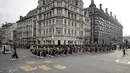 Pasukan berbaris di luar Istana Westminster menjelang upacara penobatan Raja Charles III di London, Sabtu (6/5/2023). (AP Photo/Markus Schreiber)