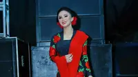 Tampil anggun dan glamor, Yuni Shara kenakan kebaya kutubaru warna hitam motif bunga merah, serta rok jarit hitam putih rancangan Olive Olivy. Gayanya semakin diperlengkap dengan hiasan bunga pada rambut sanggulnya. (FOTO: Instagram/yunishara36).
