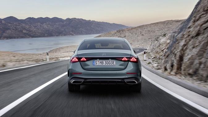 Bagian buritan terlihat berjajar seperti C-Class dan S-Class, bahkan EQE.  Bempernya masih lekat dengan ornamen hitam dan dua detail seperti knalpot khas Mercedes-Benz Modern.  Bagian ini memberikan nafas belakang yang sporty.  (Sumber: caranddriver.com)