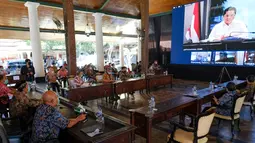 Menteri BUMN, Erick Thohir (layar) memberikan sambutan melalui video conference pada acara Penandatangan Perjanjian Kerjasama Pendirian Perusahaan Patungan antara PT Semen Gresik dengan 6 PT BUMDes di Rembang, Kamis (9/4/2020). (Liputan6.com/Pool/SIG)