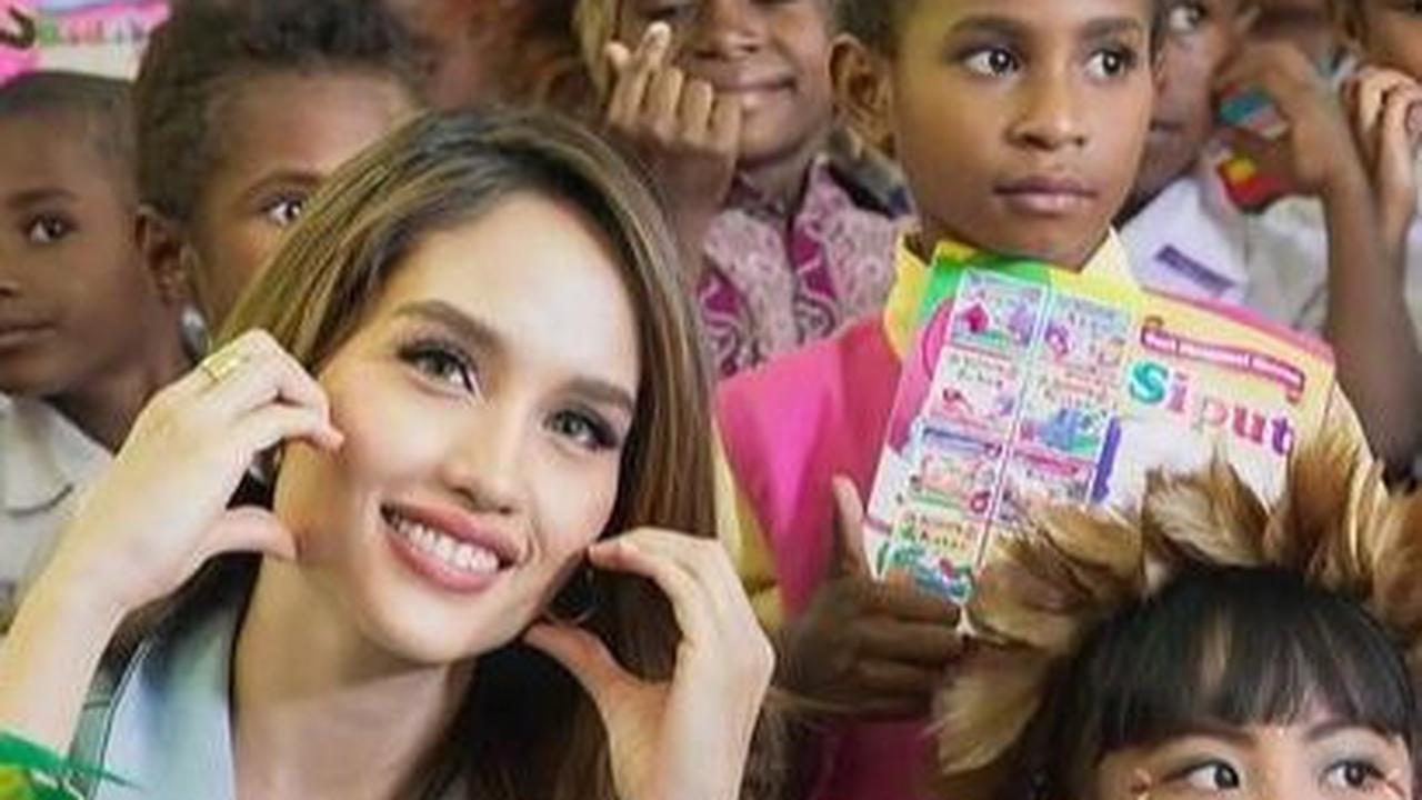 Berkesempatan untuk bertemu langsung dengan anak-anak sekolah di Jayapura menjadi pengalaman berharga bagi Cinta Laura.