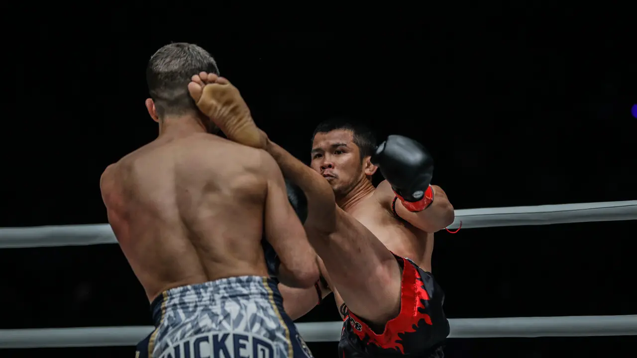 Duel antara dua petarung ONE Championship