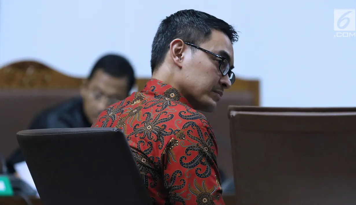 Terdakwa dugaan gratifikasi dan suap pengesahan APBD Provinsi Jambi, Zumi Zola saat sidang lanjutan di Pengadilan Tipikor, Jakarta, Kamis (22/11). Sidang beragenda pembacaan nota pembelaan terdakwa. (Liputan6.com/Helmi Fithriansyah)