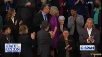 Ibu Negara AS Jill Biden mencium bibir suami Wakil Presiden AS Kamala Harris, Douglas Emhoff, di acara pidato State of the Union (SOTU) 2023. Dok: YouTube C-SPAN