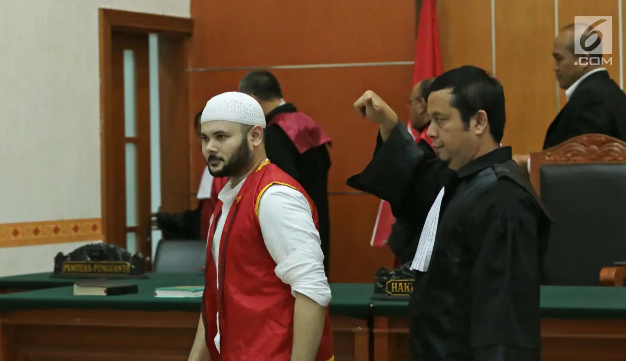 Tersangka Ridho Rhoma bersiap meninggalkan ruangan usai menjalani sidang lanjutan di Pengadilan Negeri Jakarta Barat, Selasa (29/08). Sidang lanjutan kali ini beragendakan tuntutan dari Jaksa Penuntut Umum. (Liputan6.com/Herman Zakharia)