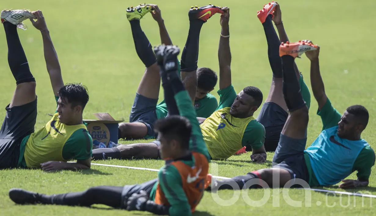 Para pesepak bola muda melakukan pendinginan usai mengikuti seleksi Timnas Indonesia U-22 di Lapangan SPH Karawaci, Banten, Rabu (22/2/2017). (Bola.com/Vitalis Yogi Trisna)