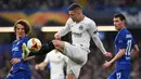 Striker Eintracht Frankfurt, Luka Jovic, mengontrol bola saat menghadapi Chelsea pada pertandingan leg kedua semifinal UEFA Europa League di Stamford Bridge, London (9/5). Frankfurt kalah 4-3 lewat adu penalti. (AFP/Ben Stansall).