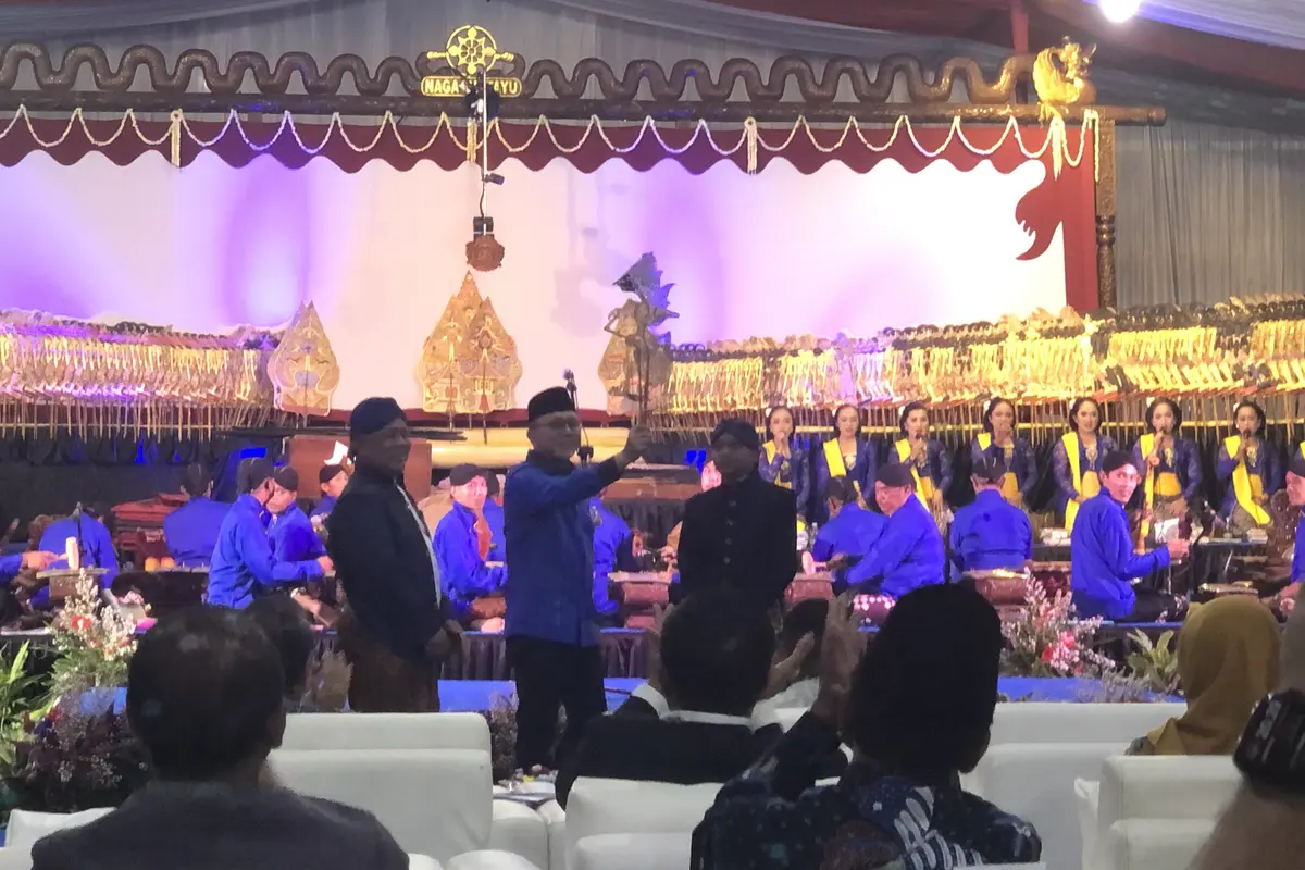 Menteri Perdagangan (Mendag) Zulkifli Hasan membuka acara Festival Kemerdekaan Pertunjukan Wayang Kulit sekaligus Pekan Olahraga dan Seni Kemendag, didampingi Gus Miftah di Jakarta, Jumat (11/8/2023). (Elza/Liputan6.com)