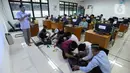 Aktivitas santri saat kegiatan belajar dalam kelas di Pesantren Teknologi Informasi dan Komunikasi (PeTIK) di Rangkapan Jaya, Pancoran Mas Depok, Jawa Barat, Senin (31/10/2022). Setiap tahunnya  50  santri dari seluruh Indonesia belajar secara gratis mengenai komputer, program dan jaringannya di  Pesantren Teknologi untuk dhuafa ini yang sumber pendanaannya berasal dari potongan gaji karyawan PLN dan dikelola Yayasan Baitul Maal (YBM) PLN. (merdeka.com/Arie Basuki)