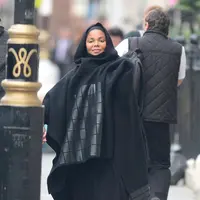 Melansir romper.com beberapa waktu lalu, Janet mengakui bahwa pesta pernikahan yang kabarnya memakan biaya hingga Rp 190 Miliar itu diselenggarakan secara khusyuk dan khidmat dihadiri orang-orang terdekat. (Instagram/janetjackson)
