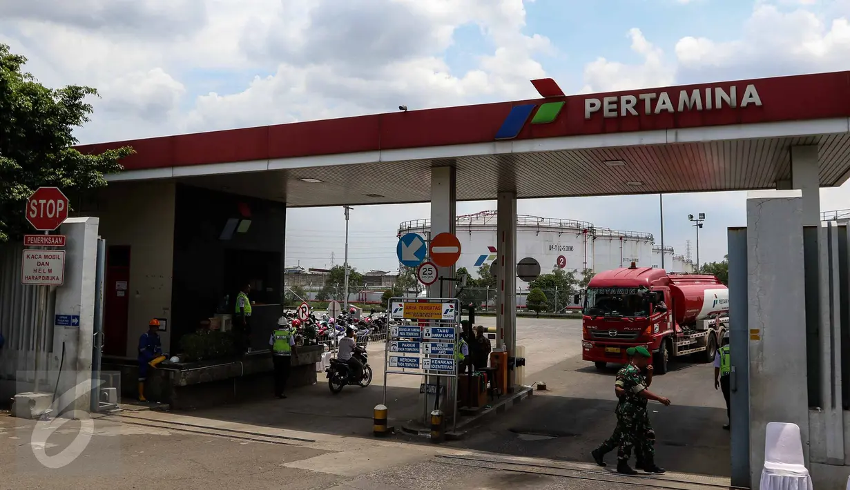 Petugas militer melintas di pintu masuk Depo Pertamina Plumpang, Jakarta Utara, Selasa (1/11). Meski adanya aksi mogok kerja Awak Mobil Tangki (AMT), di lokasi masih ada mobil-mobil tangki milik Pertamina yang beroperasi. (Liputan6.com/Faizal Fanani)