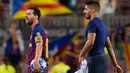 Pemain Barcelona, Lionel Messi dan rekan setimnya, Luis Suarez meninggalkan lapangan usai laga grup B Liga Champions melawan PSV Eindhoven di Camp Nou, Selasa (18/9). Hattrick Messi mewarnai kemenangan telak 4-0 Barcelona atas PSV. (AFP/Josep LAGO)