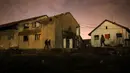 Imigran berjalan di luar sebuah gudang tak terpakai yang mereka jadikan tempat tinggal di Belgrade, Serbia, 17 November 2016. Menurut badan pengungsi PBB, sekitar 6.400 imigran saat ini terdaftar di Serbia. (REUTERS/Marko Djurica)