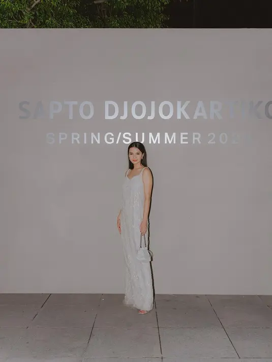Penampilan menawan Raline Shah dibalut dress rancangan Sapto Djojokartiko. Dress ini berwarna silver, tanpa lengan, dan dipenuhi bordir yang penuh kilau. [Foto: Instagram/ralineshah]