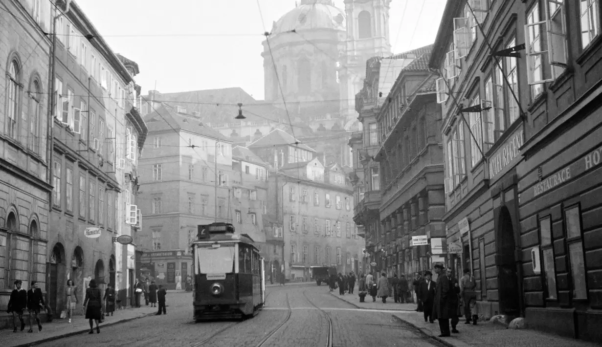 Sejumlah warga beraktivitas pada bulan September 1945 di kota Praha, Ceko. Praha adalah ibu kota Republik Ceko dan memiliki penduduk sekitar 1,5 juta jiwa. Kota ini dibelah sungai Vltava atau disebut pula Moldau dalam bahasa Jerman. (AFP Photo)