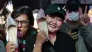 <p>Lalu seperti janjinya penyanyi Krisdayanti akhirnya memberikan sepatunya kepada penonton di bibir panggung. (Kapanlagi.com/Bambang Ekoros Purnama)</p>