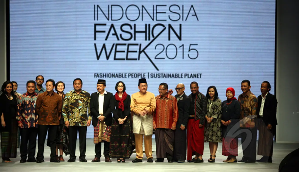 Ketua DPD Irman Gusman (delapan dari kanan) dan desainer senior Poppy Dharsono (ketuhuh dari kiri) saat pembukaan Indonesia Fashion Week 2015 di Jakarta Convention Center, Kamis (26/2). (Liputan6.com/Panji Diksana)