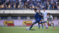 Penyerang Persib Bandung, Ciro Alves, mencetak gol lewat tendangan penalti ke gawang RANS Nusantara FC dalam lanjutan BRI Liga 1 2022/2023,&nbsp;Minggu 4 September 2022. (PERSIB.co.id/Amandeep Rohimah)