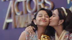 Tidak sendiri, kakak Den Bagus Satrio Sasono ini didampingi oleh sang ibunda. Lewat keterangan unggahannya, Widi Mulia ungkap rasa bangga atas penghargaan yang diraih oleh putri tercintanya itu. Pegang piala IMAA Awards 2022 sembari dikecup sang ibunda, kebahagiaan terpancar jelas di wajahnya. Ucapan selamat pun ramai dibubuhkan warganet dan rekan artis di kolom komentar. (Liputan6.com/IG/@widimulia)