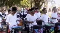 Alunan musik tradisional drum blek mengiringi pawai taaruf 1 muharam 1437 Hijriah yang diikuti oleh ratusan pelajar sekolah menengah di Kabu