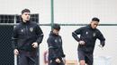 Pemain Timnas Indonesia, Shayne Pattynama (kiri), Hokky Caraka (tengah), dan Rizky Ridho saat mengikuti pemusatan latihan di Turki, Kamis (21/12/2023). (Dok. PSSI)
