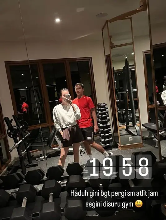Meski dalam suasana liburan, keduanya juga tak melewatkan agenda gym bersama. Begini gaya kompak mereka dalam balutan pakaian olahraga.