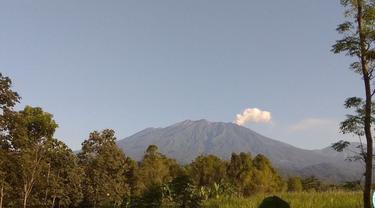 Gunung Raung di Jawa Timur, Terlihat mengeluarkan asap putih setinggi 400 meter. (Istimewa)