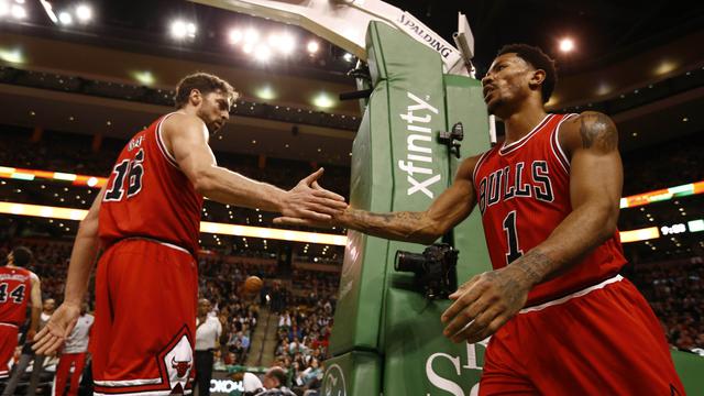 Derrick Rose dan Pau Gasol (Reuters)
