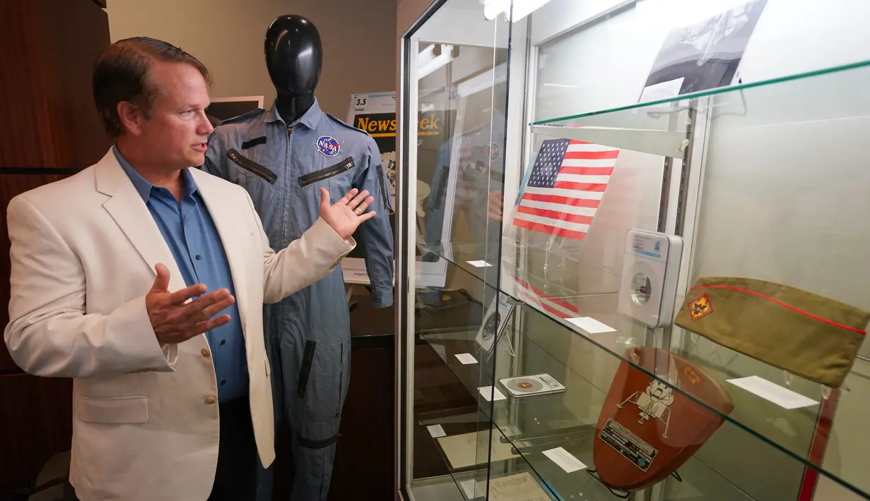 Putra Neil Armstong, Mark, berbicara tentang barang-barang milik ayahnya yang ditampilkan di Heritage Auctions, New York pada 2 Oktober 2018. Bendara AS yang dibawa ke Bulan diperkirakan akan menjadi benda favorit dalam lelang. (Don EMMERT/AFP)