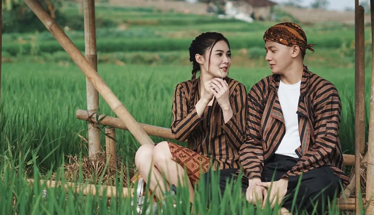 Dalam video klip Bukti Janjimu, pasangan yang akan segera menjadi orang tua ini tampil kompak mengenakan busana tradisional Jawa. Penampilan Nella dan Dory pun menuai pujian dari warganet. (Liputan6.com/IG/@nellakharisma)