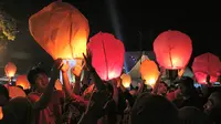 Ribuan pengunjung hadiri malam pelepasan lampion terbang dalam acara Solo Imlek Festival 2016.