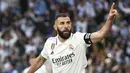 Selebrasi pemain Real Madrid, Karim Benzema, setelah mencetak hattrick ke gawang Real Valladolid dalam pertandingan pekan ke-27 La Liga 2022/2023 yang berlangsung di Santiago Bernabeu, Minggu (2/4/2023) malam WIB. (AP Photo/Pablo Garcia)