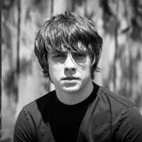 Ada dua musisi yang lahir di 28 Februari ini. Siapa sajakah mereka? (Sumber foto: gloucestershirelive.co.uk dan independent.co.uk)