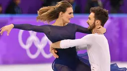 Atlet ice dancer Prancis, Gabriella Papadakis dan Guillaume Cizeron tampil bertanding di Olimpiade Musim Dingin Pyeongchang 2018, Selasa (20/2). Belum hilang dari ingatan publik, kini Gabriella kembali membuat heboh. (Mladen ANTONOV/AFP)