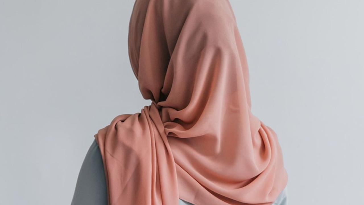 2. Jangan Langsung Mengenakan Hijab saat Rambut masih Basah